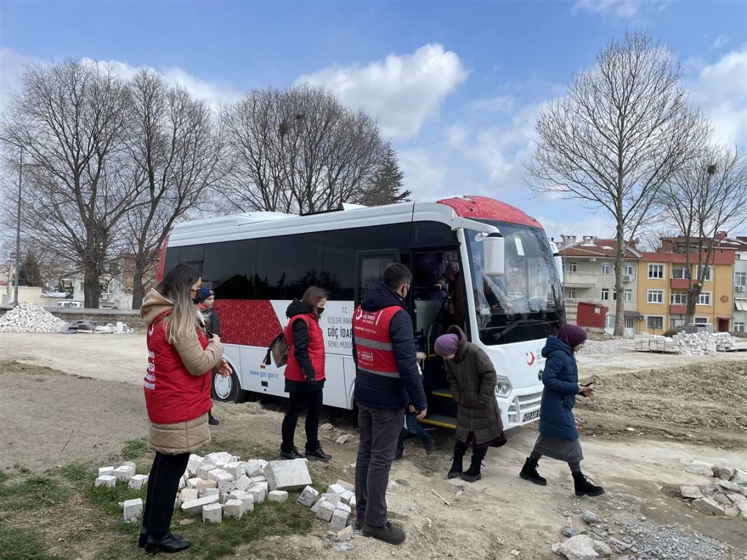 Ukrayna'dan tahliye edilen Kırım Tatar Türkü kadınlar Selimiye'de dua etti 3