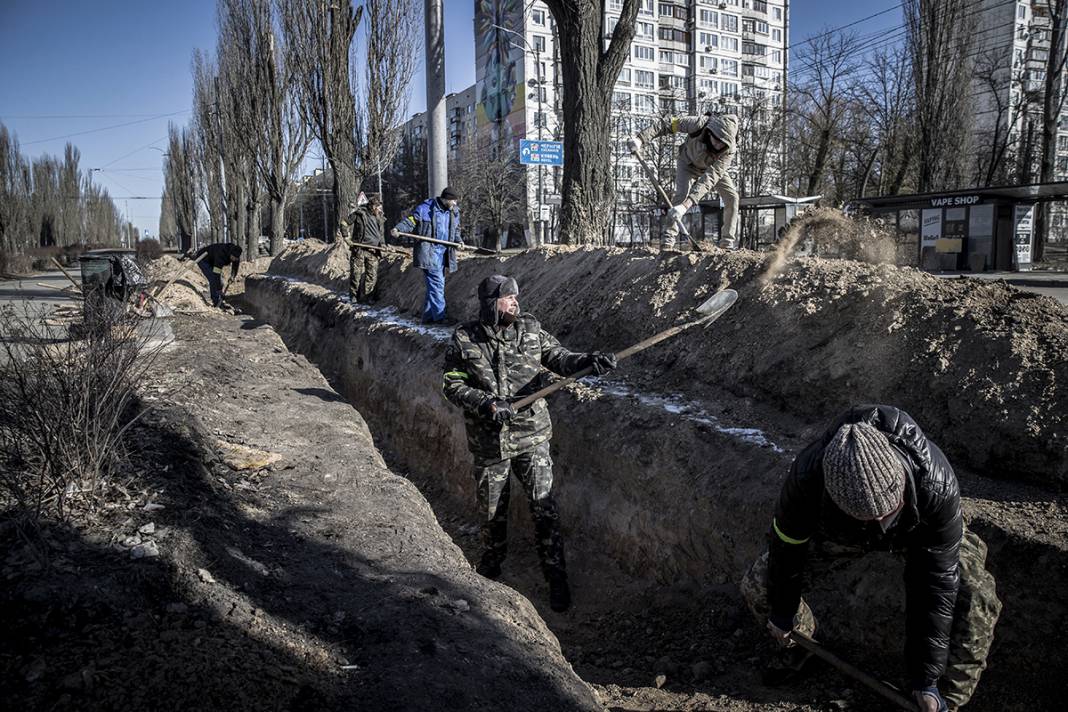 Kiev'de direnişe hazırlık! Halk hendek kazıp, barikat kuruyor 1