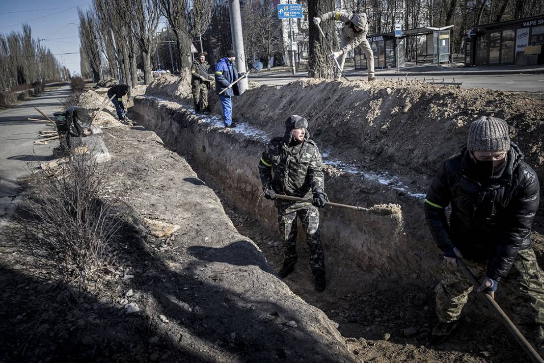 Kiev'de direnişe hazırlık! Halk hendek kazıp, barikat kuruyor 6