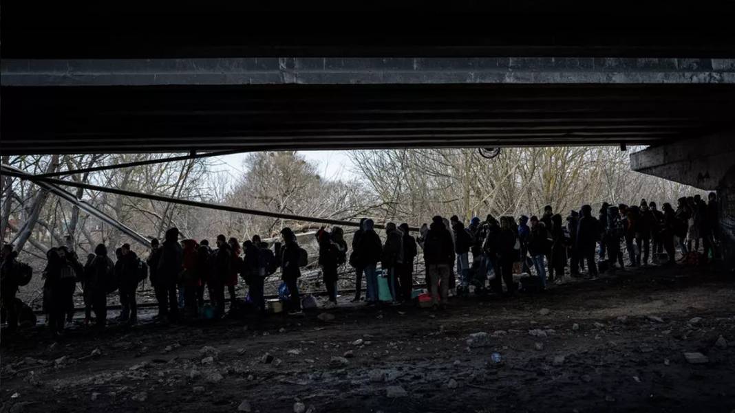Irpin halkı kentlerini terk ediyor: Savaş bölgesinden acı kareler 8