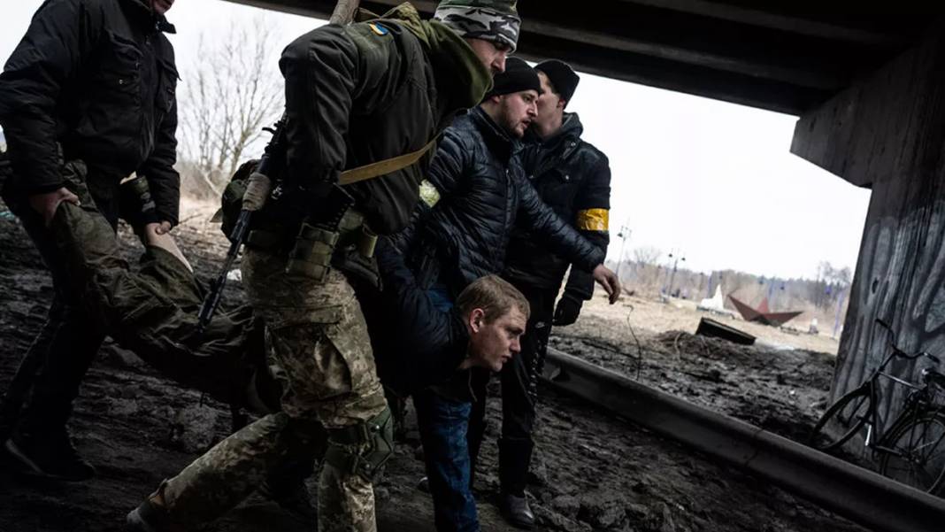 Irpin halkı kentlerini terk ediyor: Savaş bölgesinden acı kareler 9