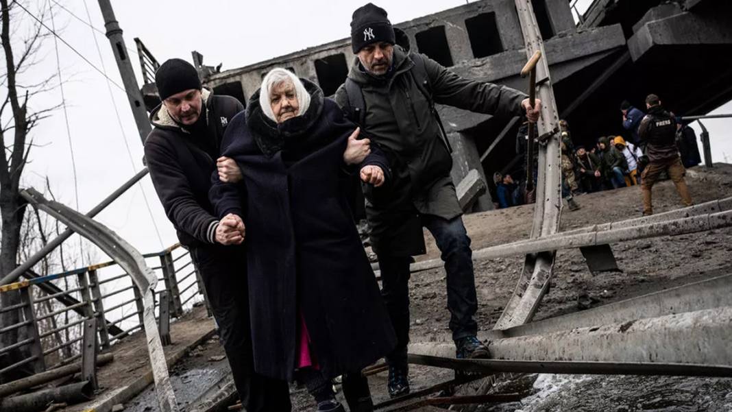 Irpin halkı kentlerini terk ediyor: Savaş bölgesinden acı kareler 5