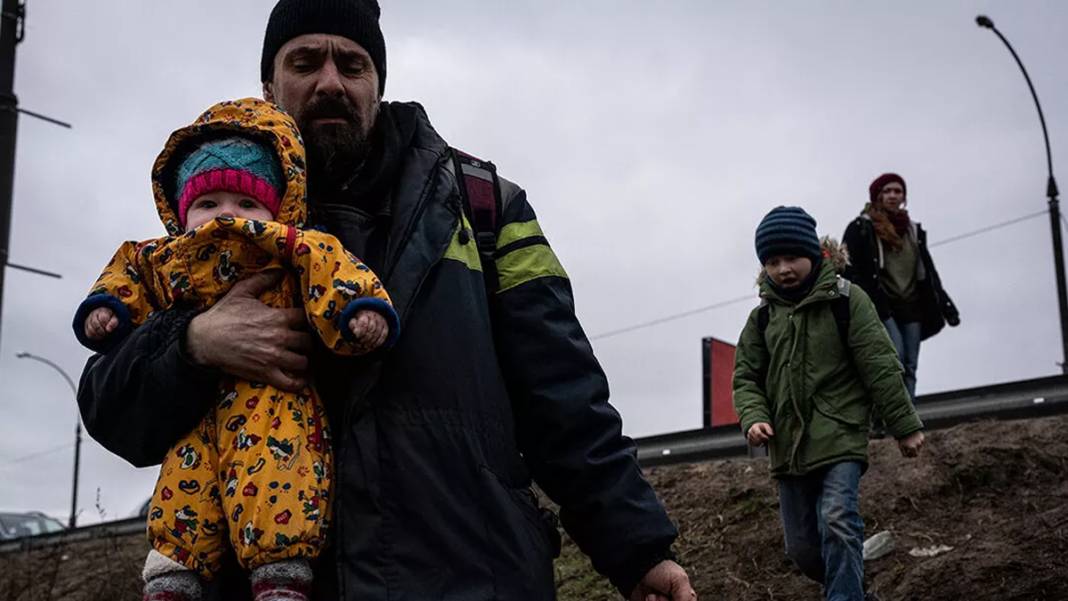 Irpin halkı kentlerini terk ediyor: Savaş bölgesinden acı kareler 4