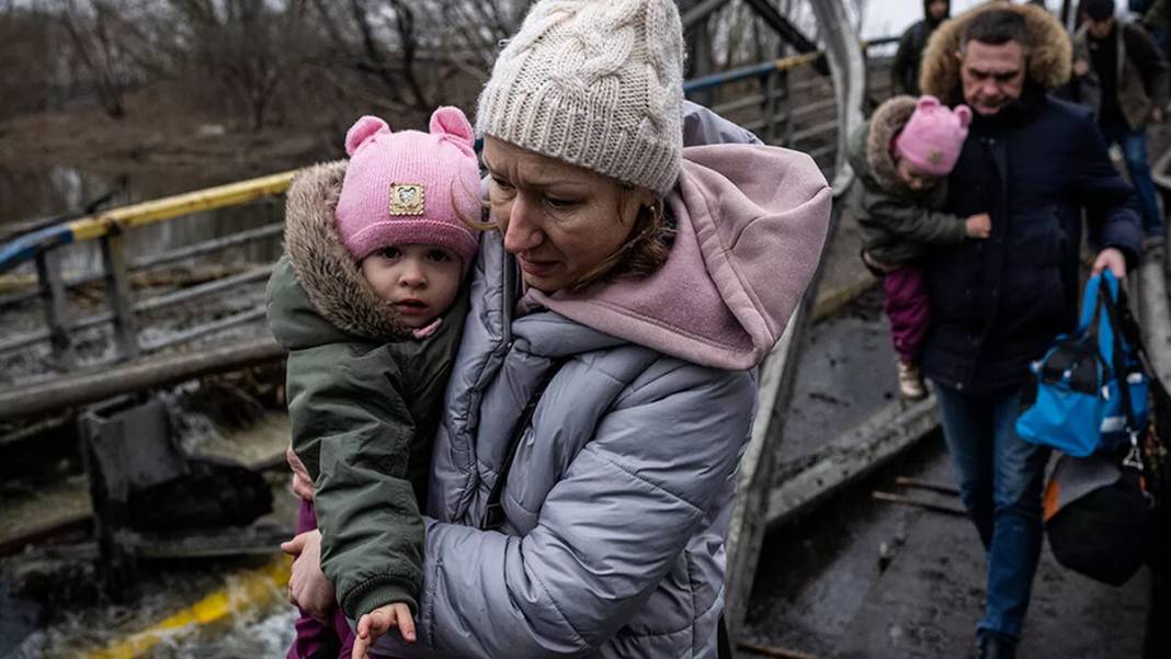 Irpin halkı kentlerini terk ediyor: Savaş bölgesinden acı kareler 3