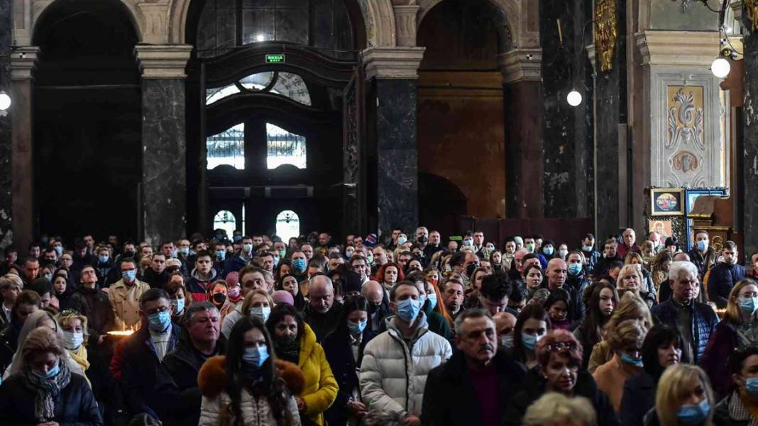 Rusya'nın saldırısının ardından Lviv'de halk kiliselere akın etti 1