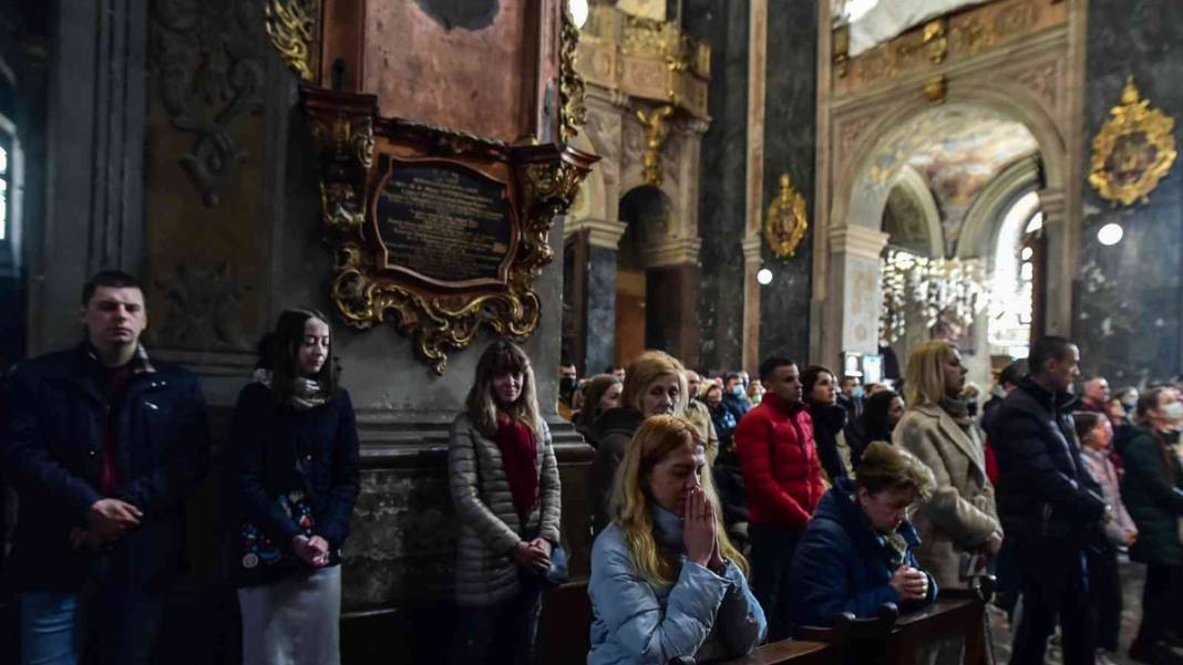 Rusya'nın saldırısının ardından Lviv'de halk kiliselere akın etti 4