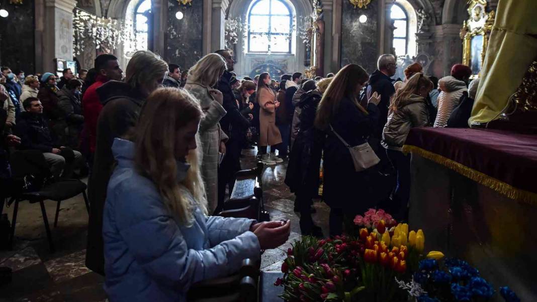 Rusya'nın saldırısının ardından Lviv'de halk kiliselere akın etti 2