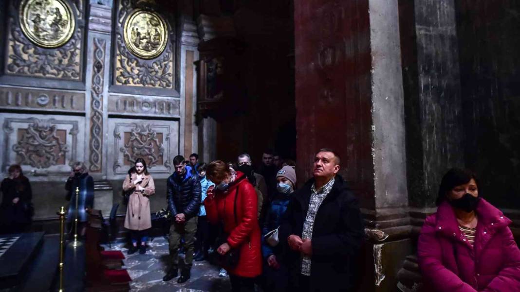 Rusya'nın saldırısının ardından Lviv'de halk kiliselere akın etti 3