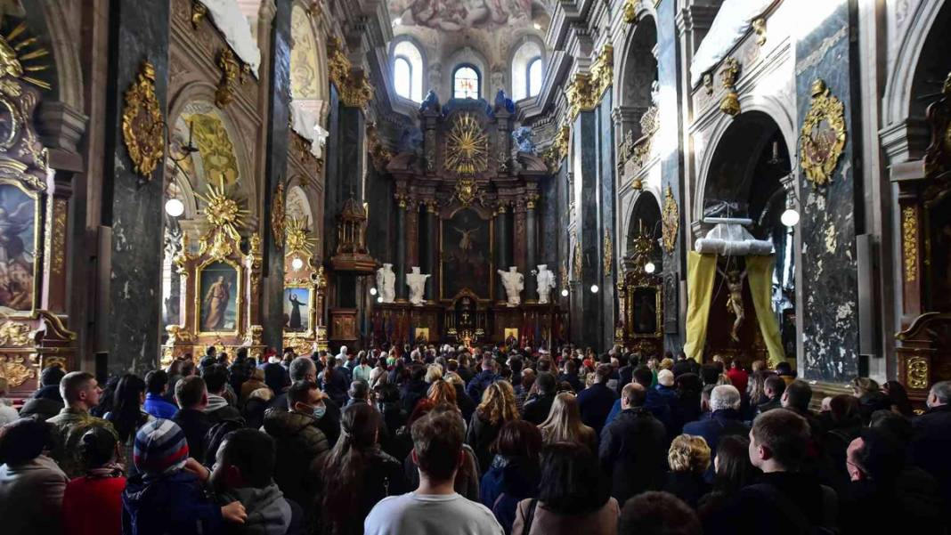 Rusya'nın saldırısının ardından Lviv'de halk kiliselere akın etti 5