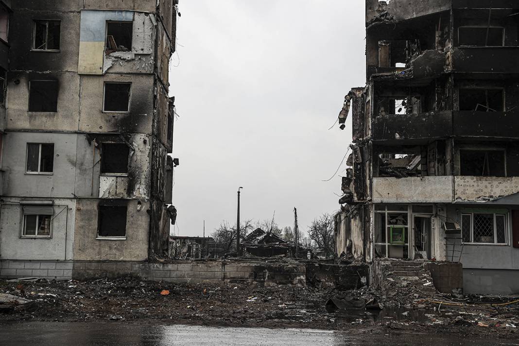 Rus saldırıları Ukrayna'yı harabeye çevirdi: Sivillerin cansız bedeni çıkarıldı 2