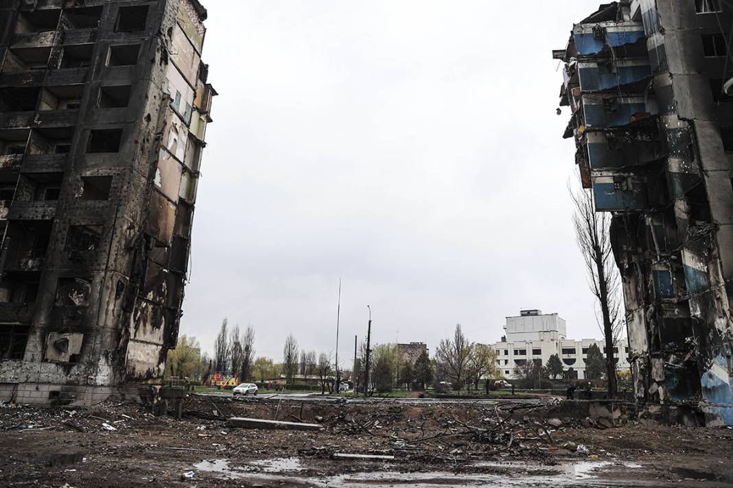 Rus saldırıları Ukrayna'yı harabeye çevirdi: Sivillerin cansız bedeni çıkarıldı 3