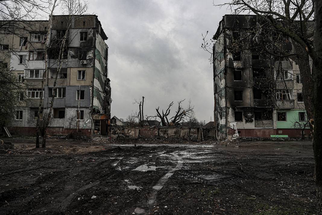 Rus saldırıları Ukrayna'yı harabeye çevirdi: Sivillerin cansız bedeni çıkarıldı 4