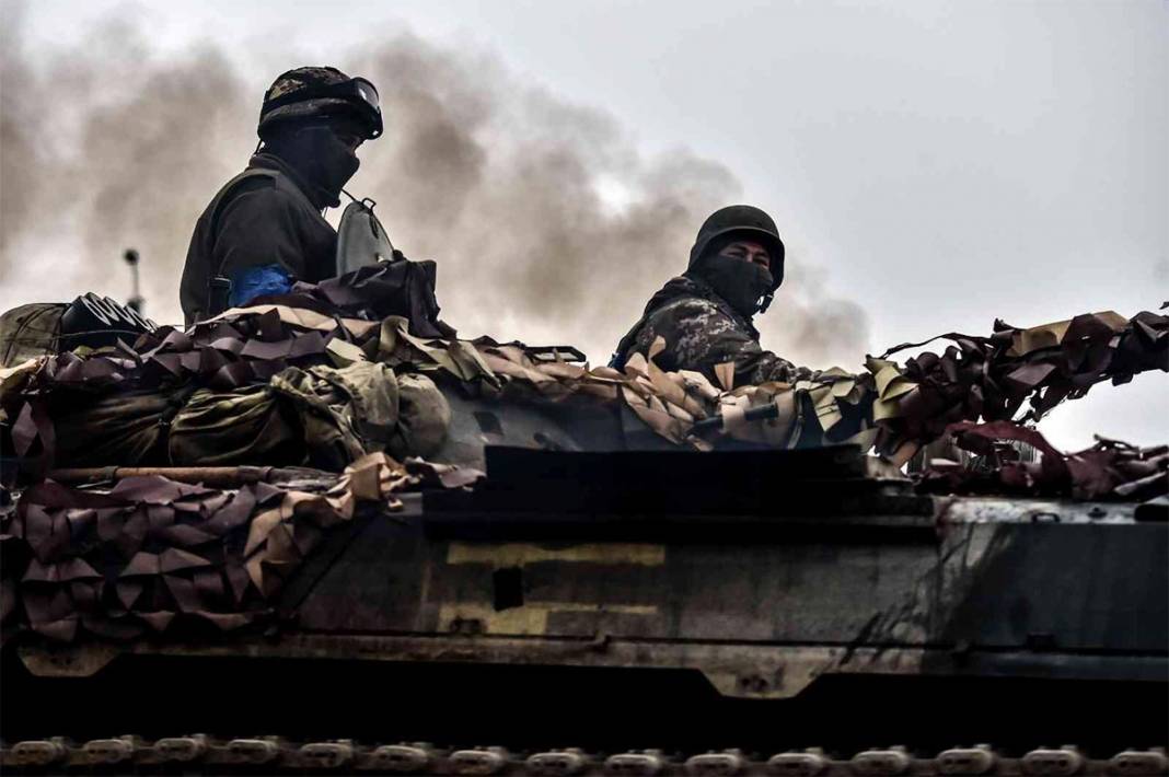 Ukraynalılar, cepheden gelen tankları sevgiyle karşıladı 6