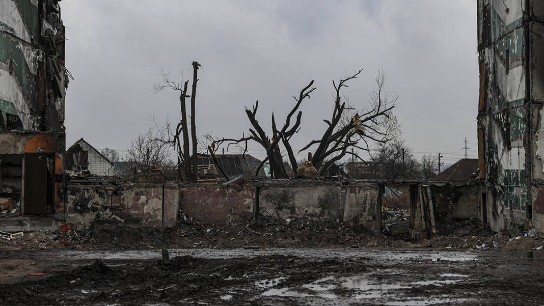 Rus saldırıları Ukrayna'yı harabeye çevirdi: Sivillerin cansız bedeni çıkarıldı 5