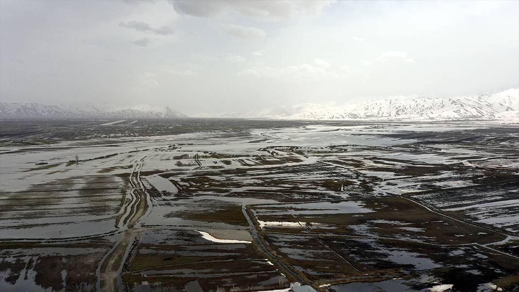Dere taştı, ova göle döndü: Hakkari sular altında 1
