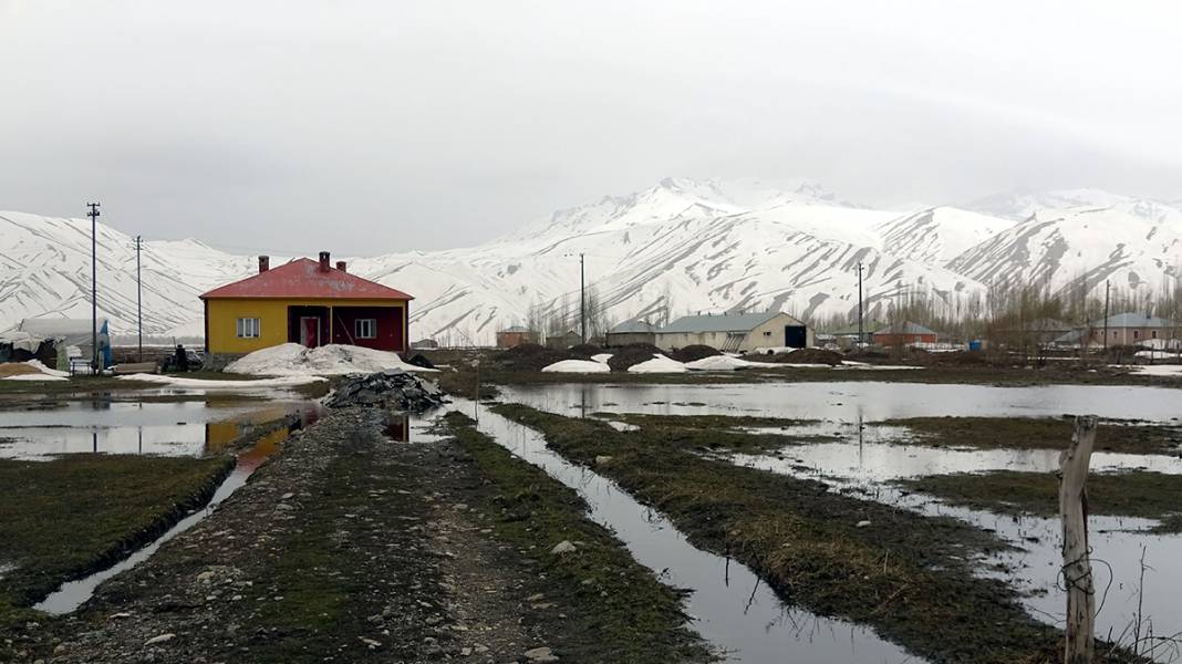 Dere taştı, ova göle döndü: Hakkari sular altında 7
