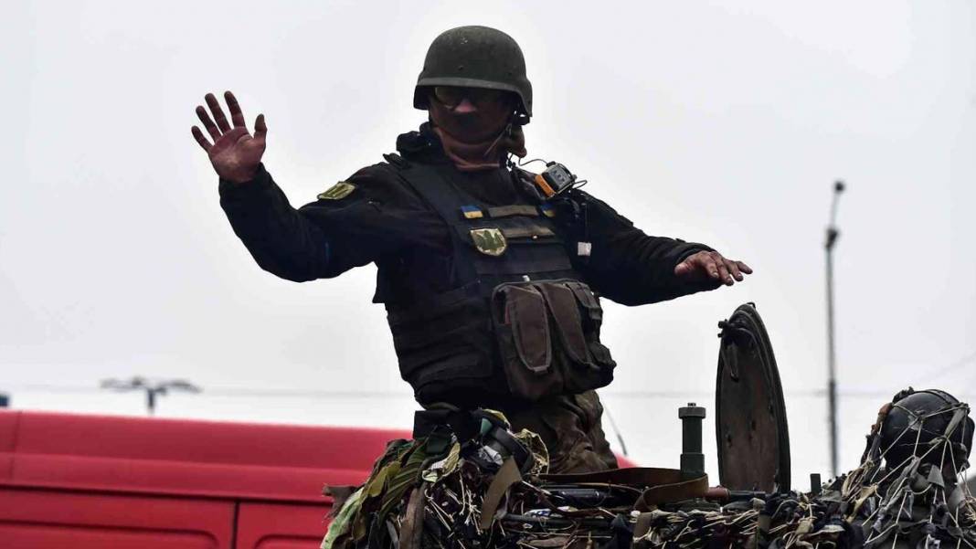 Ukraynalılar, cepheden gelen tankları sevgiyle karşıladı 7