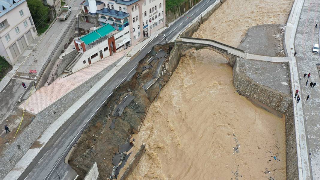 Giresun Dereli'de yine aynı manzara: Yol çöktü, köprü hasar gördü 4