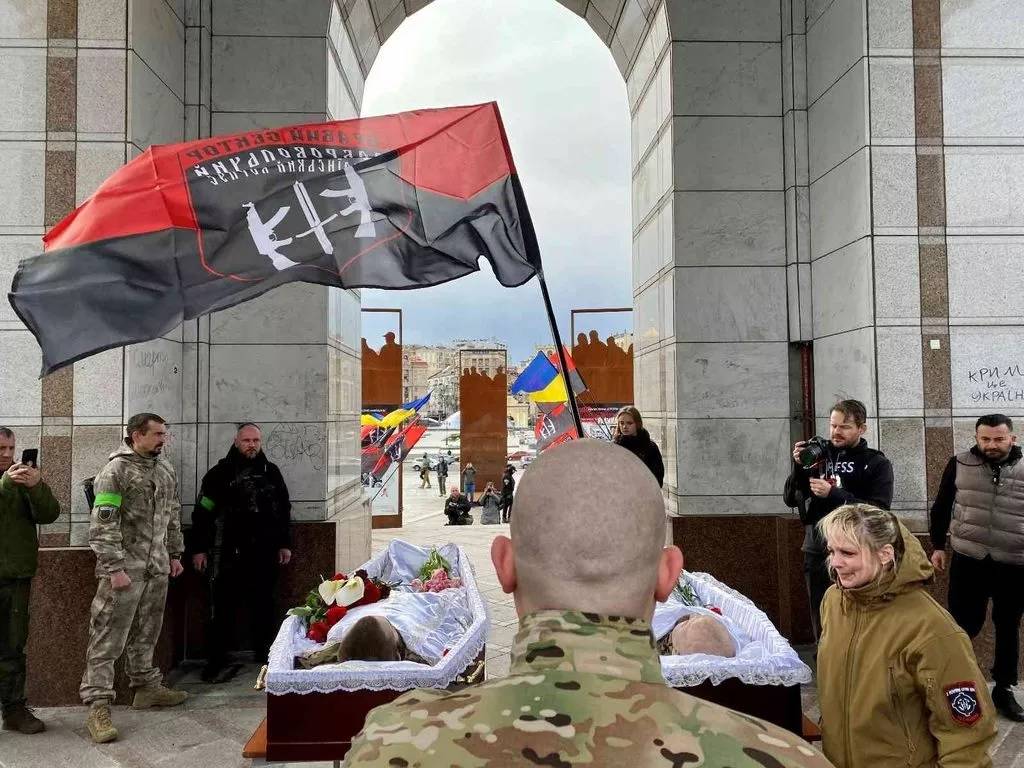 Ukrayna'daki savaşın acısı yürekleri yaktı! Ölen askerler için gözyaşları sel oldu 7