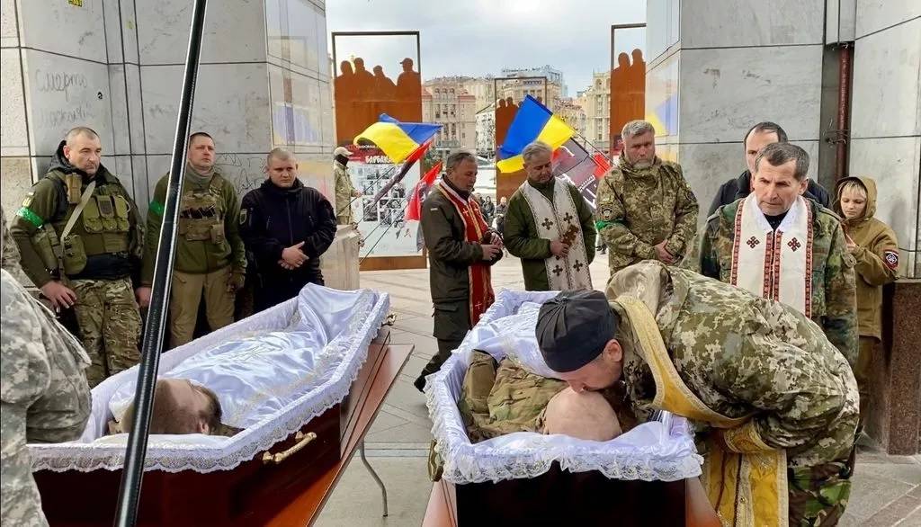 Ukrayna'daki savaşın acısı yürekleri yaktı! Ölen askerler için gözyaşları sel oldu 6