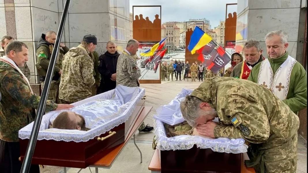 Ukrayna'daki savaşın acısı yürekleri yaktı! Ölen askerler için gözyaşları sel oldu 5