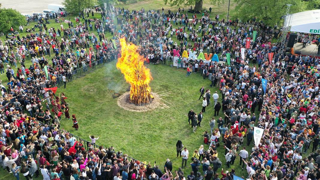 On binlerce kişi akın etti: Edirne'de kakava ateşi 3