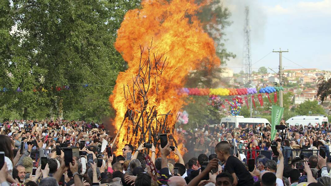 On binlerce kişi akın etti: Edirne'de kakava ateşi 7