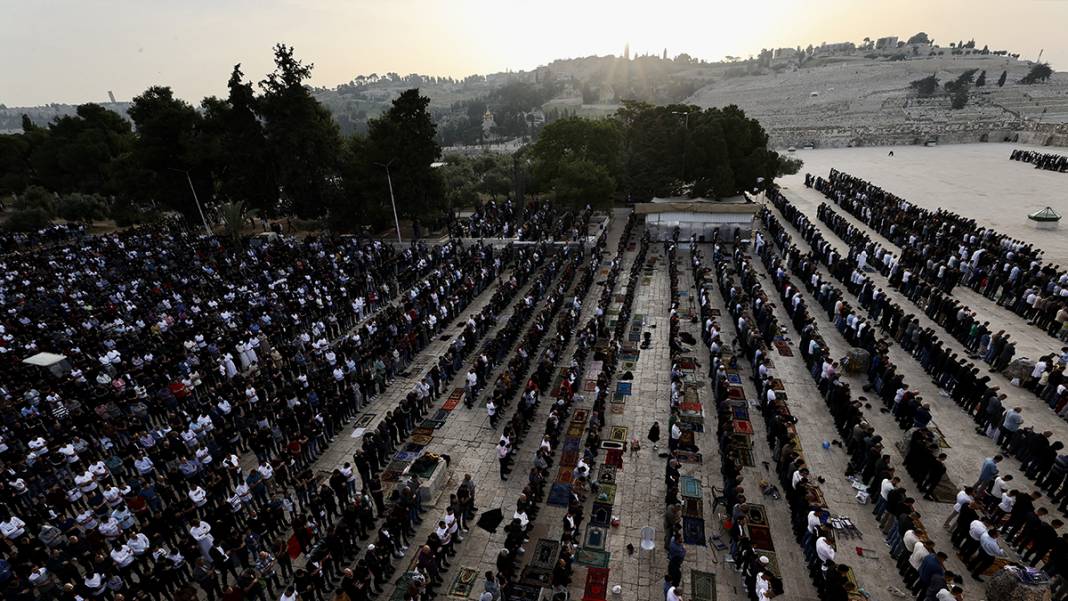 200 bin kişi katıldı: Aksa'da bayram namazı 5