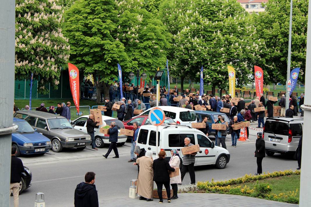 'Karahıdır' kuyruğu! Belediye ücretsiz dağıttı, 1 saatte tükendi 15