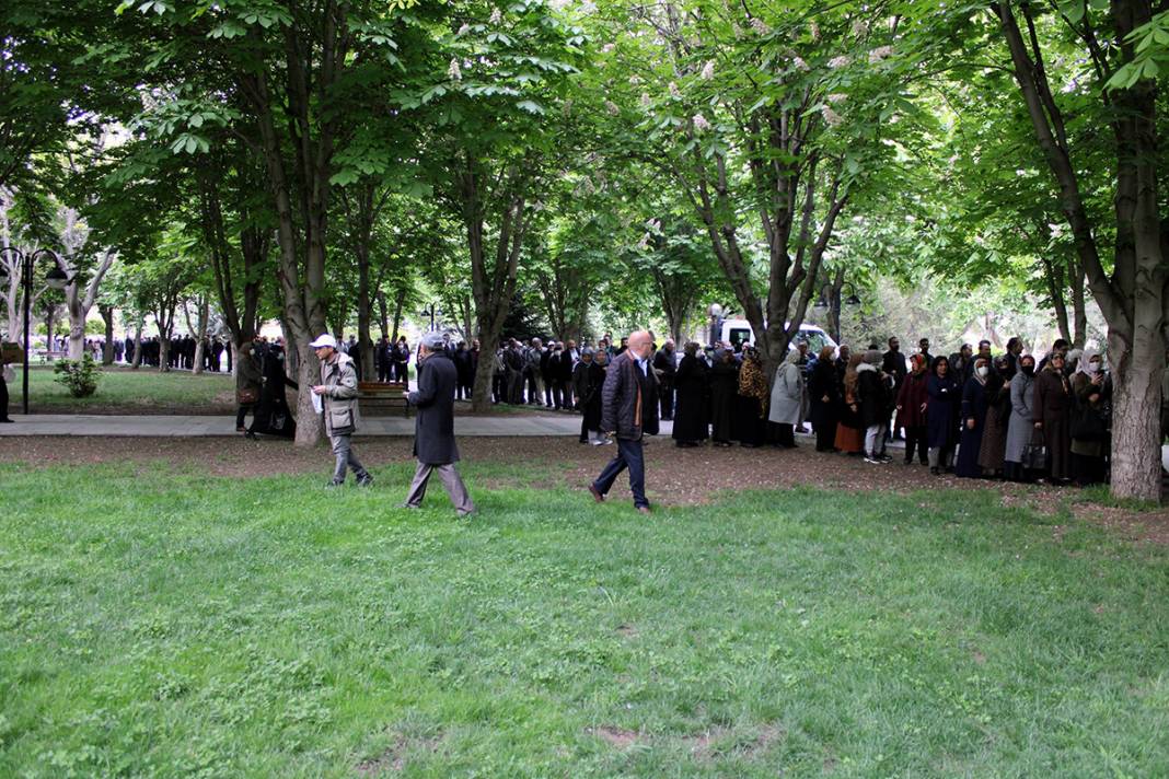 'Karahıdır' kuyruğu! Belediye ücretsiz dağıttı, 1 saatte tükendi 2