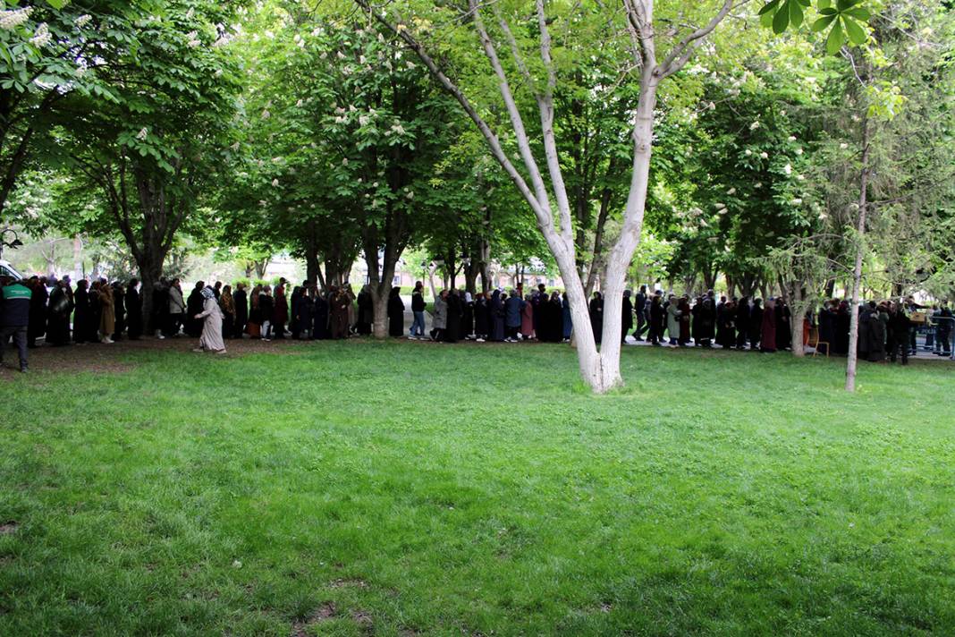 'Karahıdır' kuyruğu! Belediye ücretsiz dağıttı, 1 saatte tükendi 1