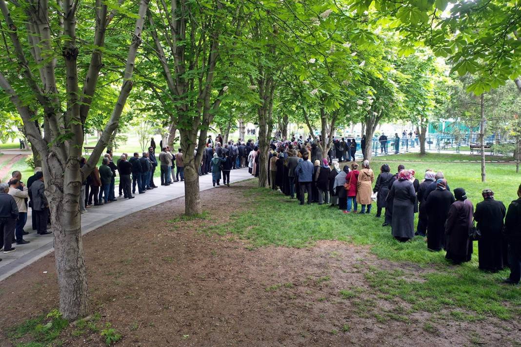 'Karahıdır' kuyruğu! Belediye ücretsiz dağıttı, 1 saatte tükendi 14