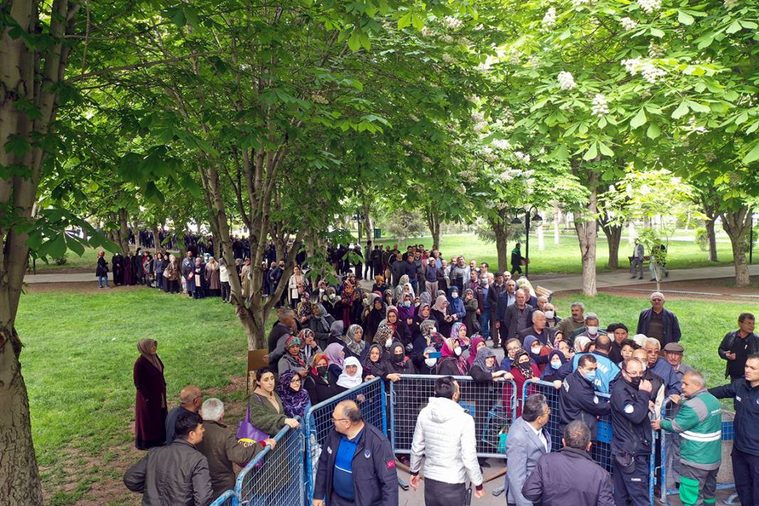 'Karahıdır' kuyruğu! Belediye ücretsiz dağıttı, 1 saatte tükendi 13