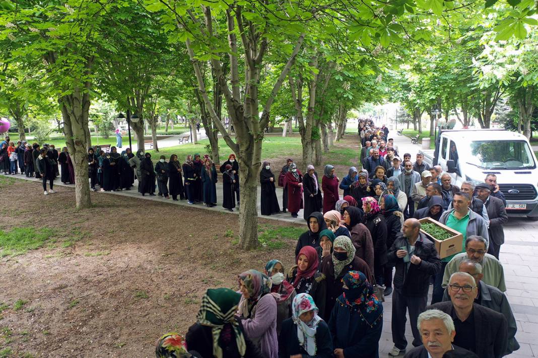 'Karahıdır' kuyruğu! Belediye ücretsiz dağıttı, 1 saatte tükendi 12