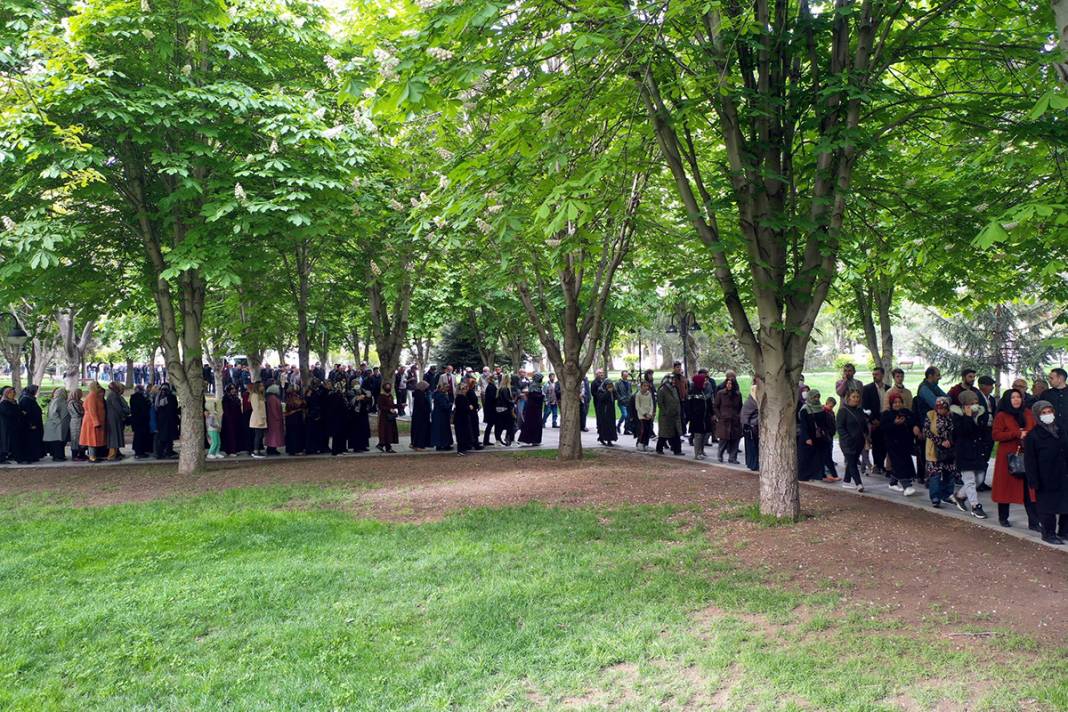 'Karahıdır' kuyruğu! Belediye ücretsiz dağıttı, 1 saatte tükendi 11