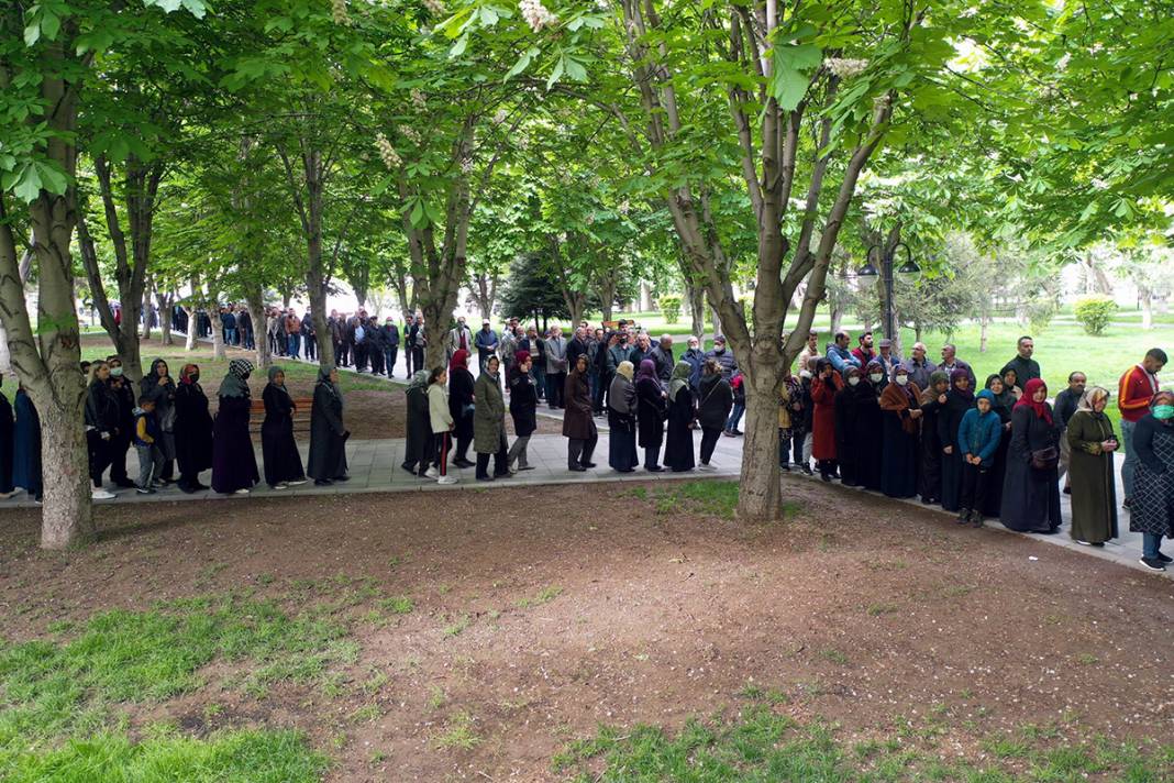 'Karahıdır' kuyruğu! Belediye ücretsiz dağıttı, 1 saatte tükendi 8