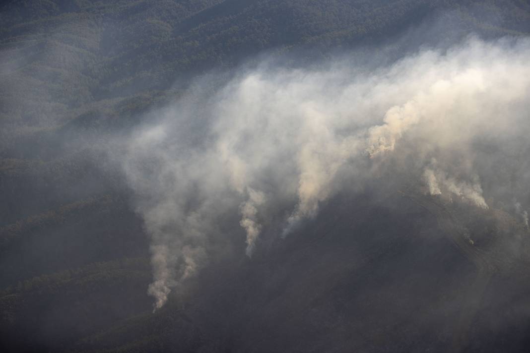 Marmaris'te yangın sürüyor! Uçaklarla müdahale başladı 17