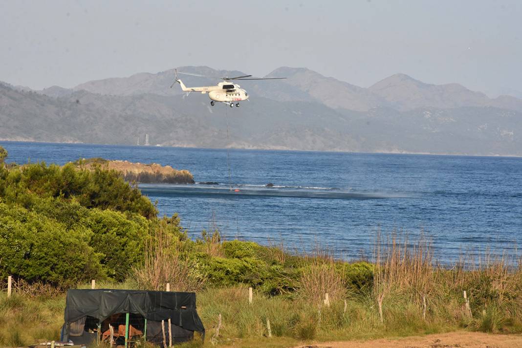 Marmaris'te yangın sürüyor! Uçaklarla müdahale başladı 33