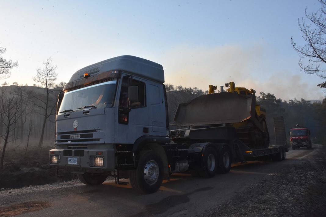 Marmaris'te yangın sürüyor! Uçaklarla müdahale başladı 37