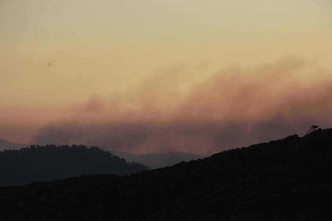 Marmaris'te yangın sürüyor! Uçaklarla müdahale başladı 32