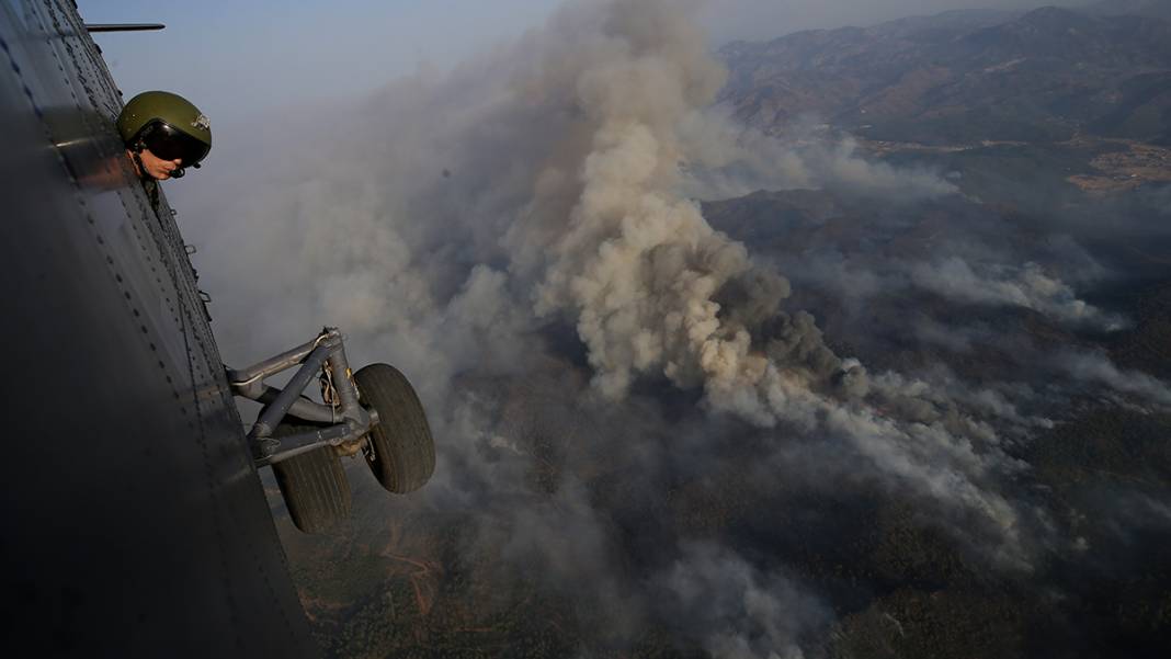Dünyanın en büyük helikopterlerinden Mi26 Marmaris'te: 2,5 saat havada kalıp 100 ton su attı 9