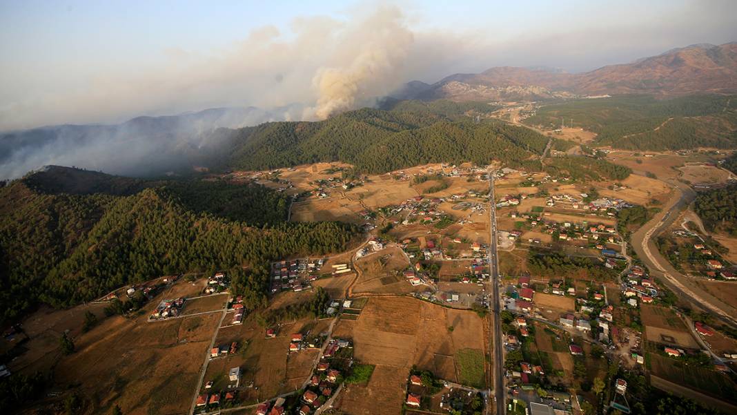 Dünyanın en büyük helikopterlerinden Mi26 Marmaris'te: 2,5 saat havada kalıp 100 ton su attı 2