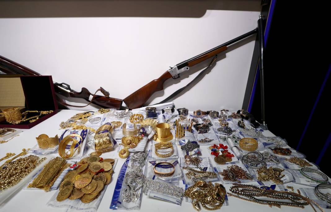 Demir Yumruk'ta yeni detaylar şoke etti! Deste deste paralar, özel uçak, binlerce banka hesabı... 18