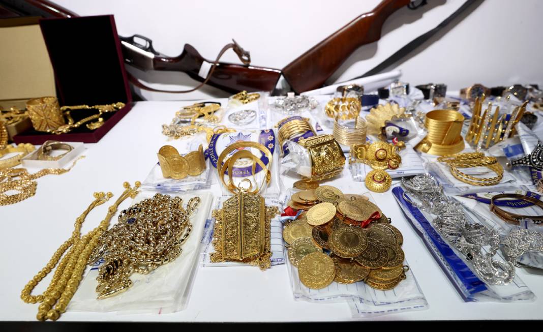 Demir Yumruk'ta yeni detaylar şoke etti! Deste deste paralar, özel uçak, binlerce banka hesabı... 17