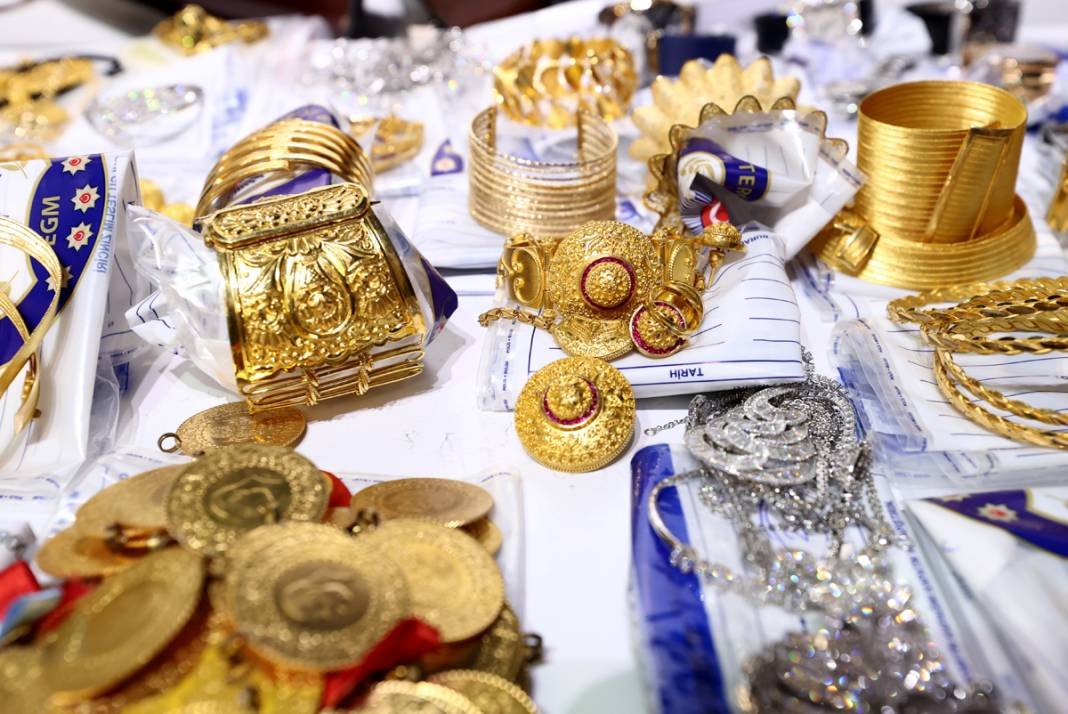 Demir Yumruk'ta yeni detaylar şoke etti! Deste deste paralar, özel uçak, binlerce banka hesabı... 13