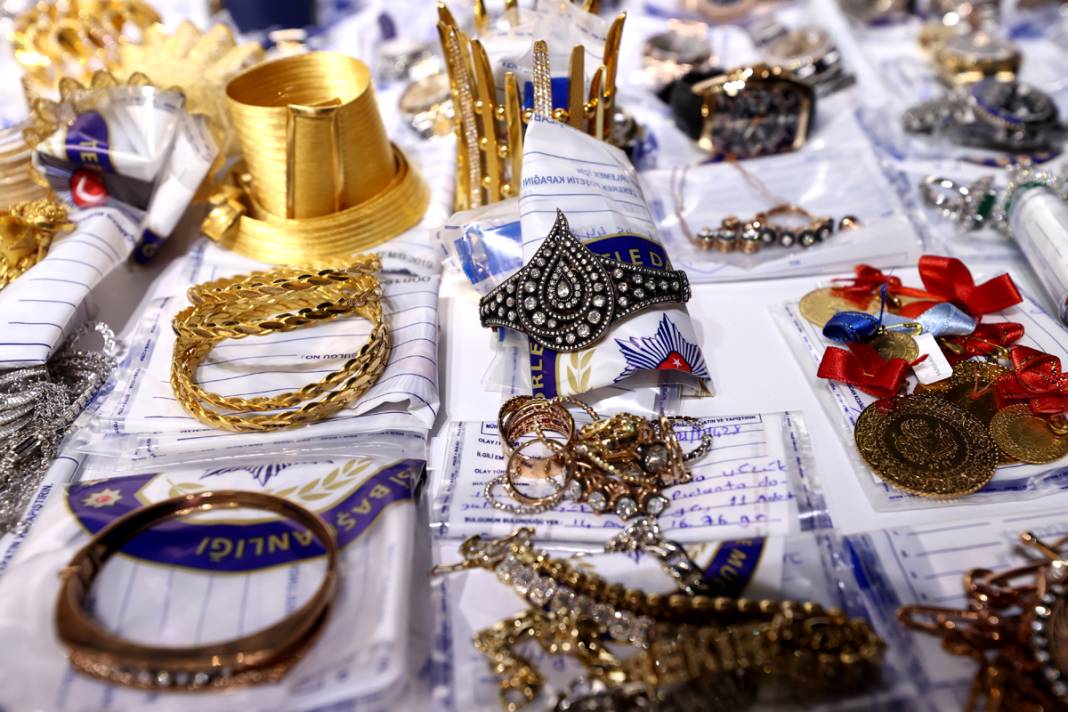 Demir Yumruk'ta yeni detaylar şoke etti! Deste deste paralar, özel uçak, binlerce banka hesabı... 12