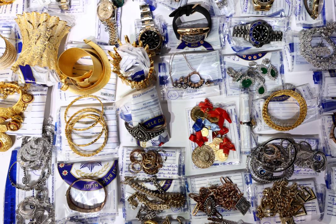 Demir Yumruk'ta yeni detaylar şoke etti! Deste deste paralar, özel uçak, binlerce banka hesabı... 10