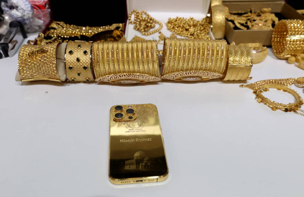 Demir Yumruk'ta yeni detaylar şoke etti! Deste deste paralar, özel uçak, binlerce banka hesabı... 11