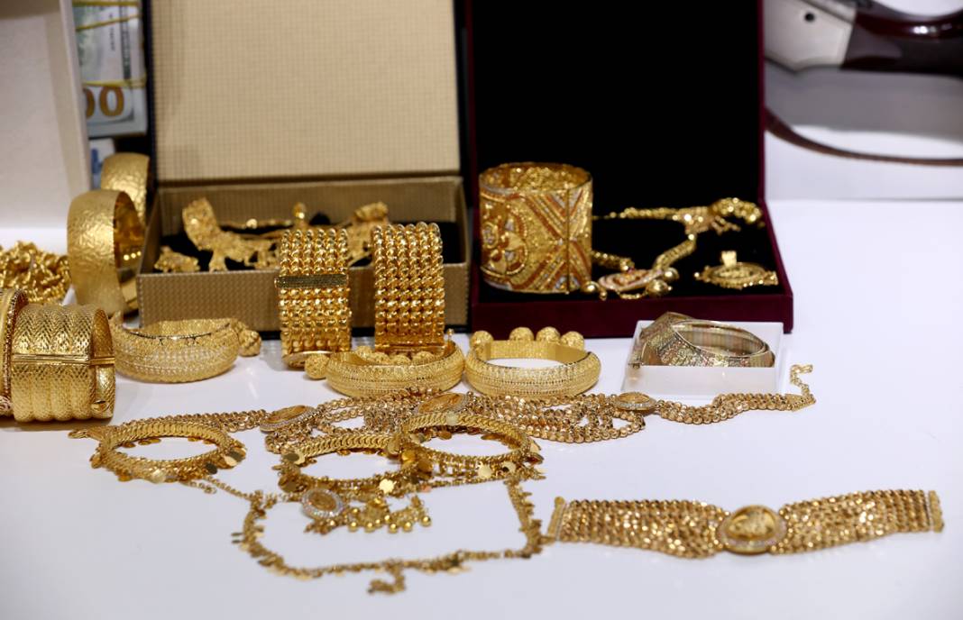 Demir Yumruk'ta yeni detaylar şoke etti! Deste deste paralar, özel uçak, binlerce banka hesabı... 5