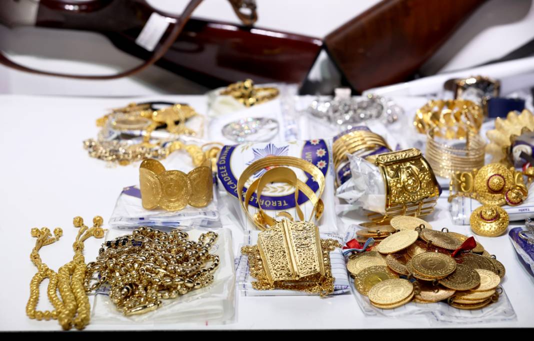 Demir Yumruk'ta yeni detaylar şoke etti! Deste deste paralar, özel uçak, binlerce banka hesabı... 4